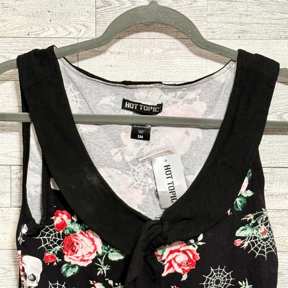Hot Topic Womens Sz-Small Skull Rose Tie Front Tank Top Black Red Retro Goth NEW - Picture 4 of 12